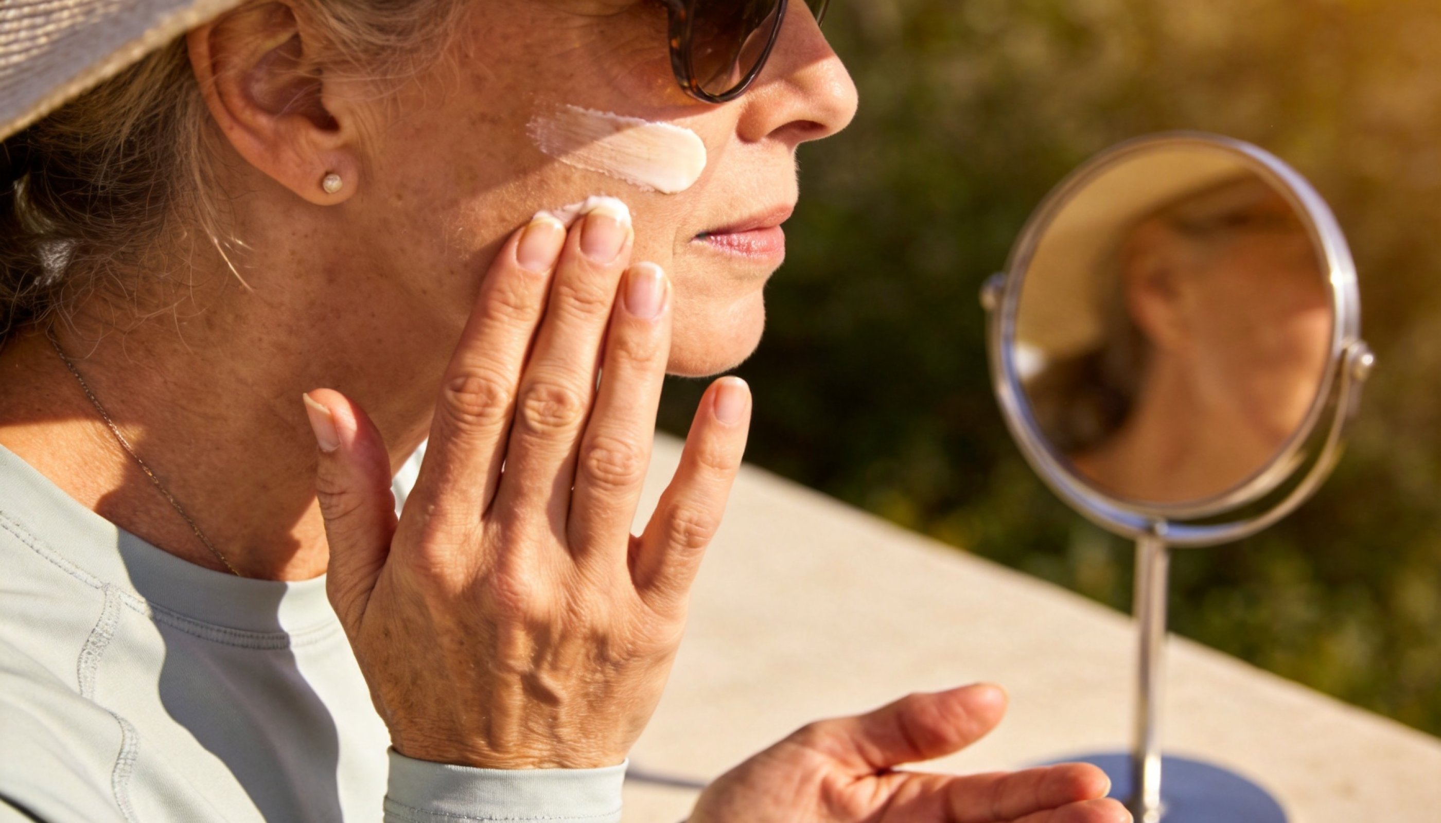 После 50 солнцезащита уже не про морщины: SPF 30 и выше, одежда с UV-защитой и осмотр кожи становятся обязательными