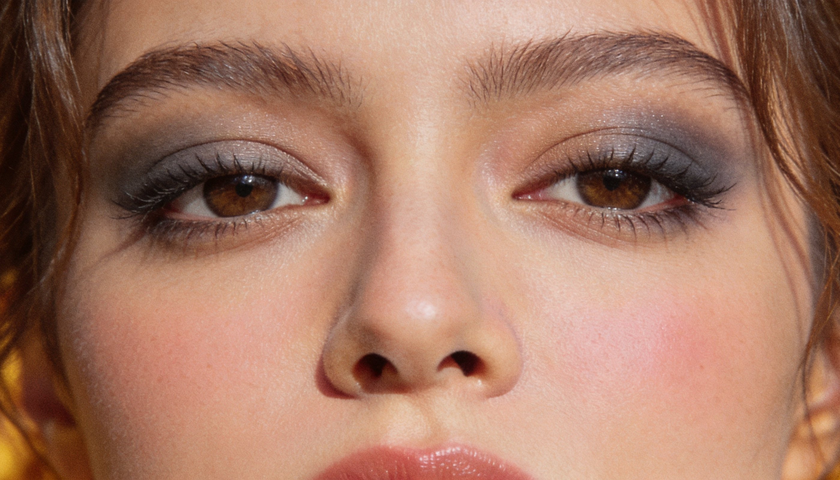 Осенью 2026 года в тренде серо-коричневые тени и мягкий smoky eyes в эстетике 1990-х