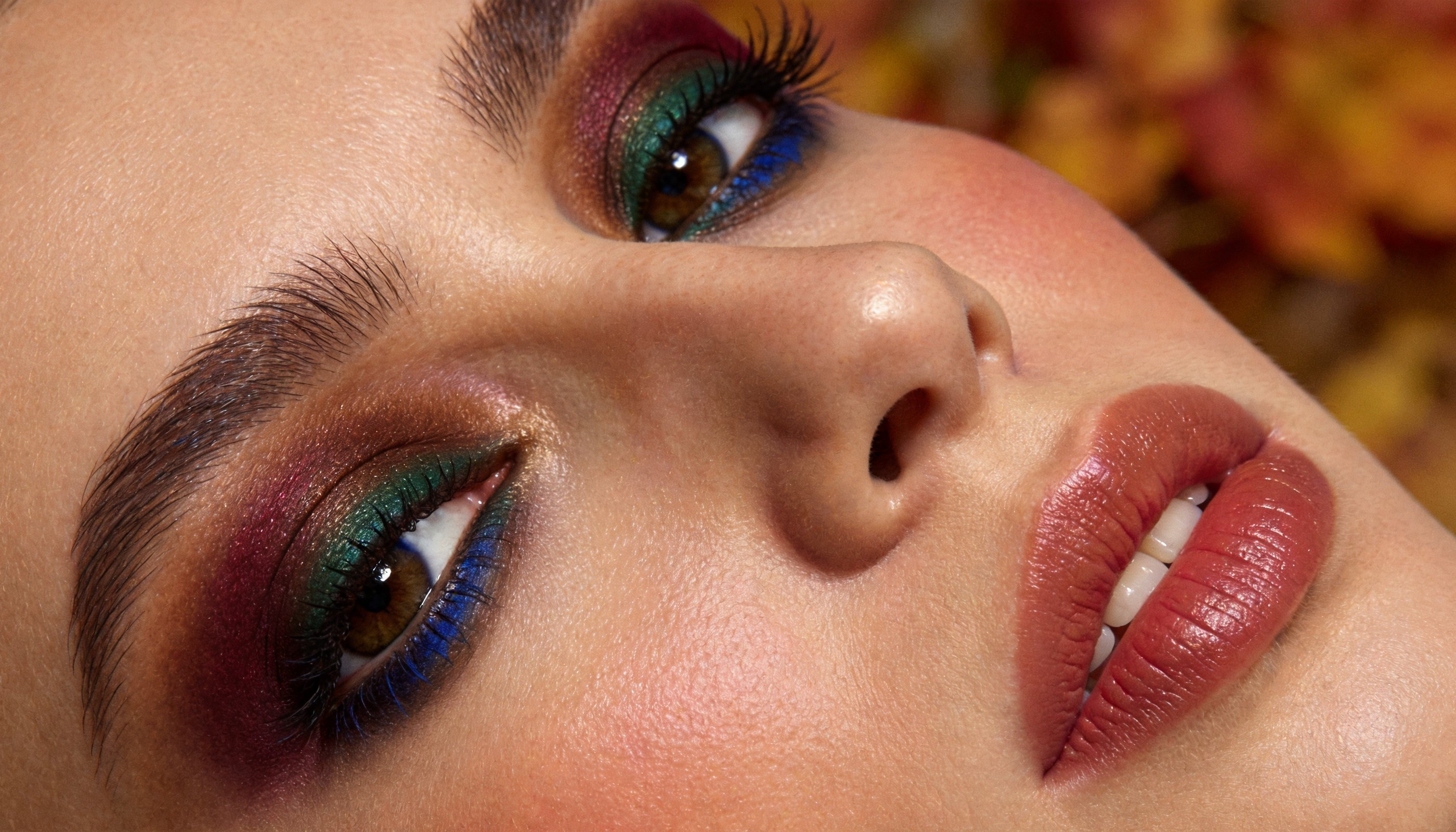 Осенью 2026 года черный smoky eyes уступает место бургунди, темно-зеленому и насыщенному коричневому макияжу