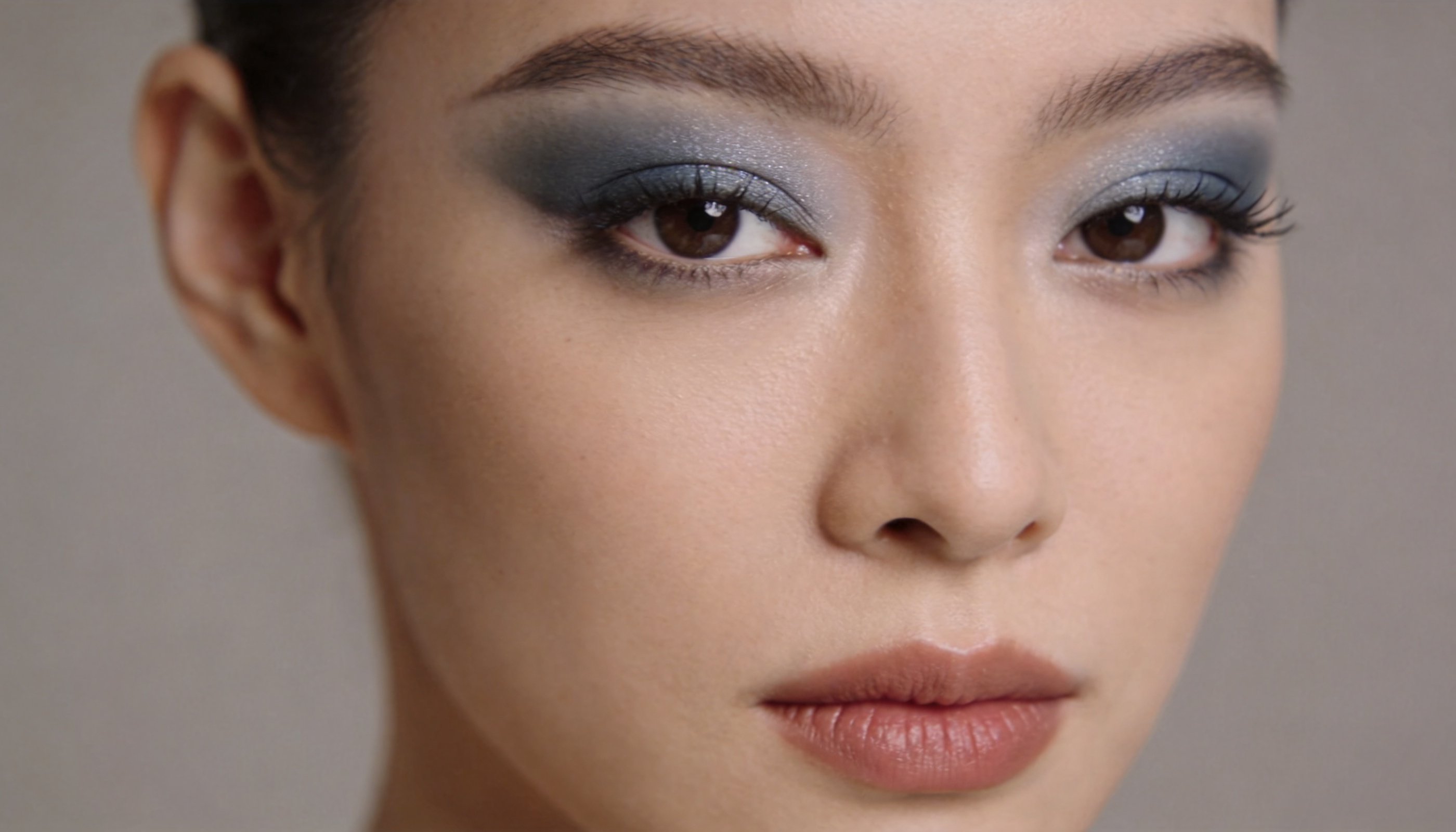 Макияж глаз осенью-2026: холодные однотонные оттенки вместо классического smoky eyes